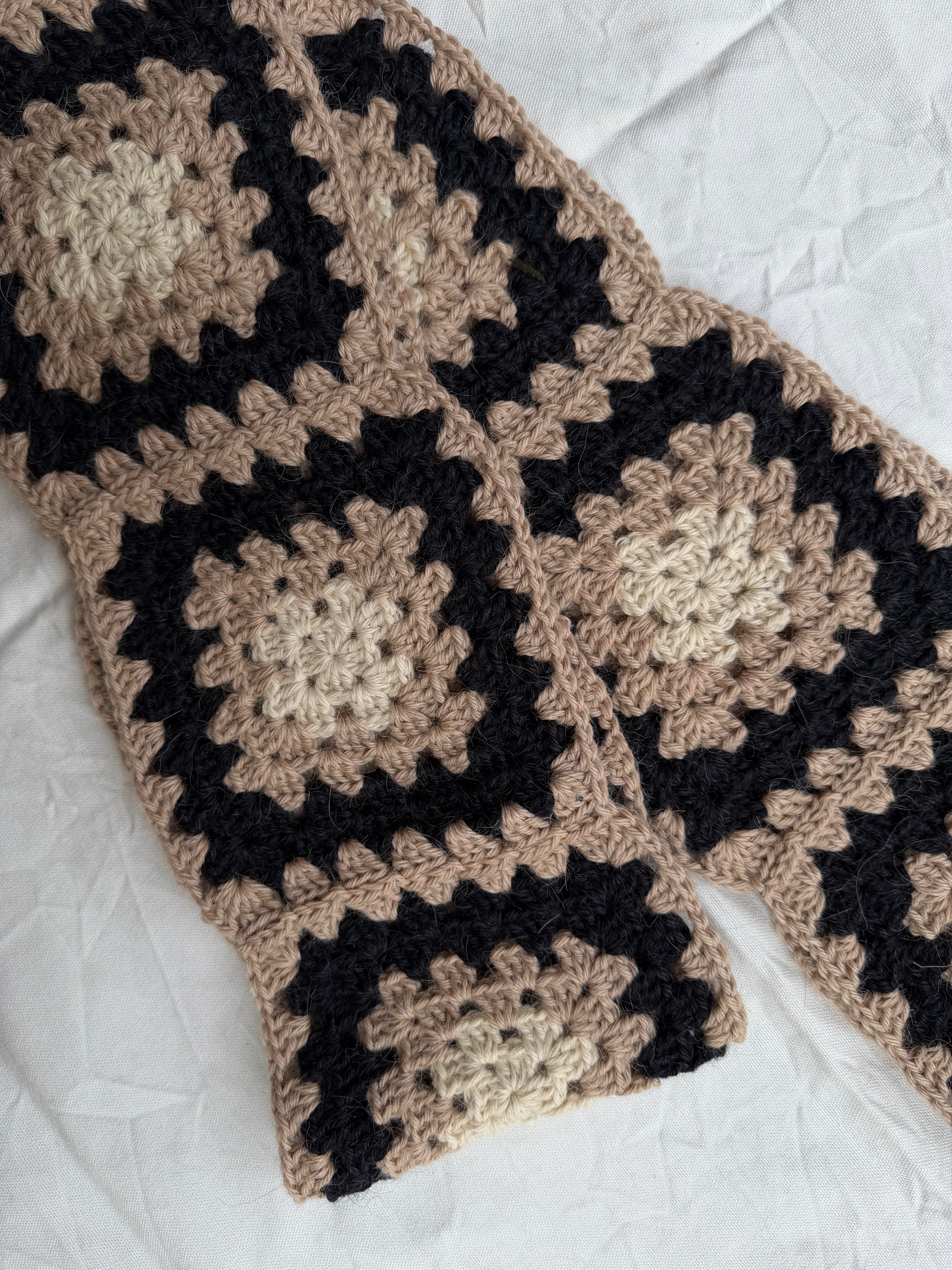 EARLYMADE Hand-knitted Granny Squares Scarf — NAVY/NUTSHELL/PARCHMENT — UNIQUE