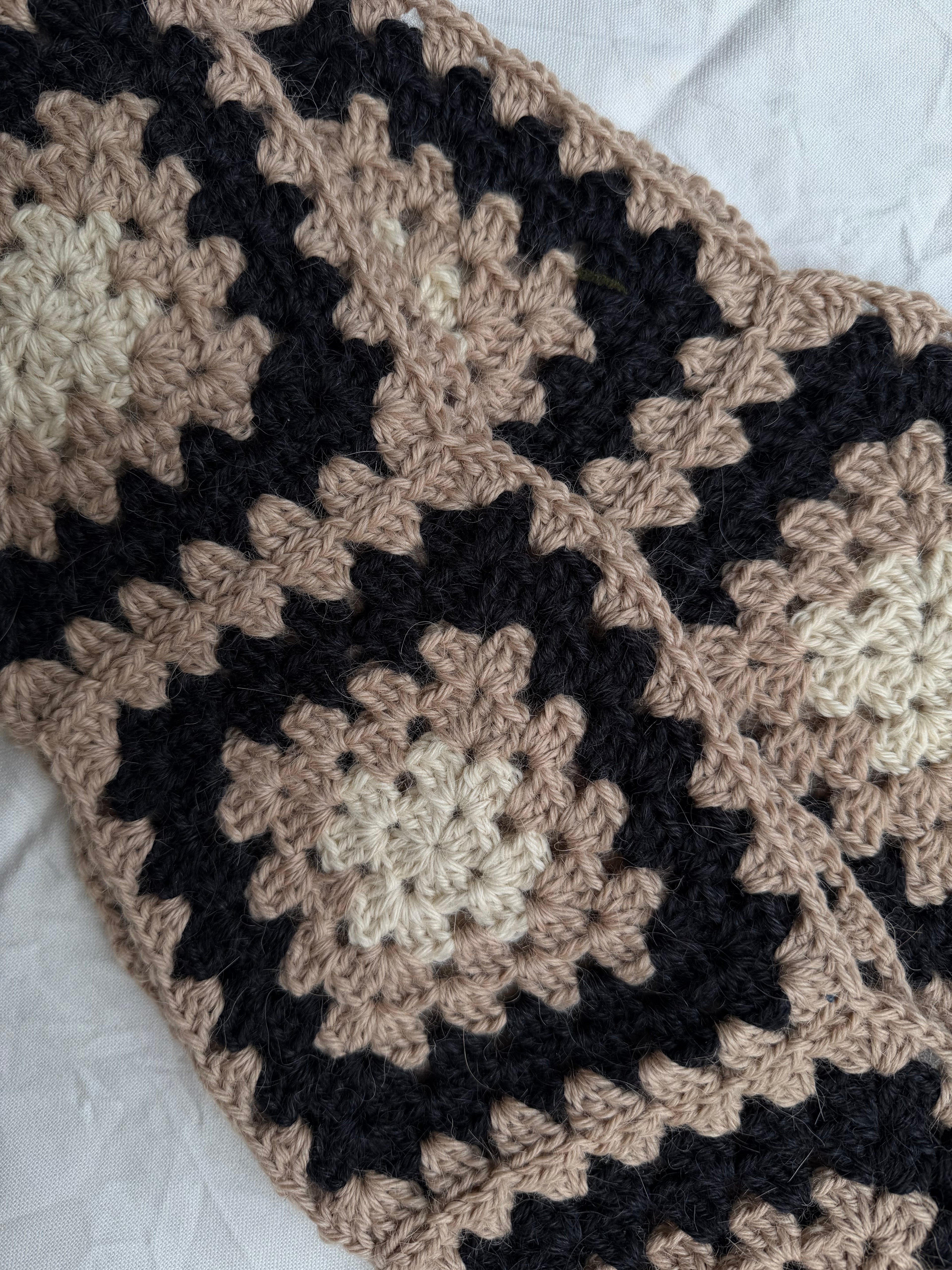EARLYMADE Hand-knitted Granny Squares Scarf — NAVY/NUTSHELL/PARCHMENT — UNIQUE